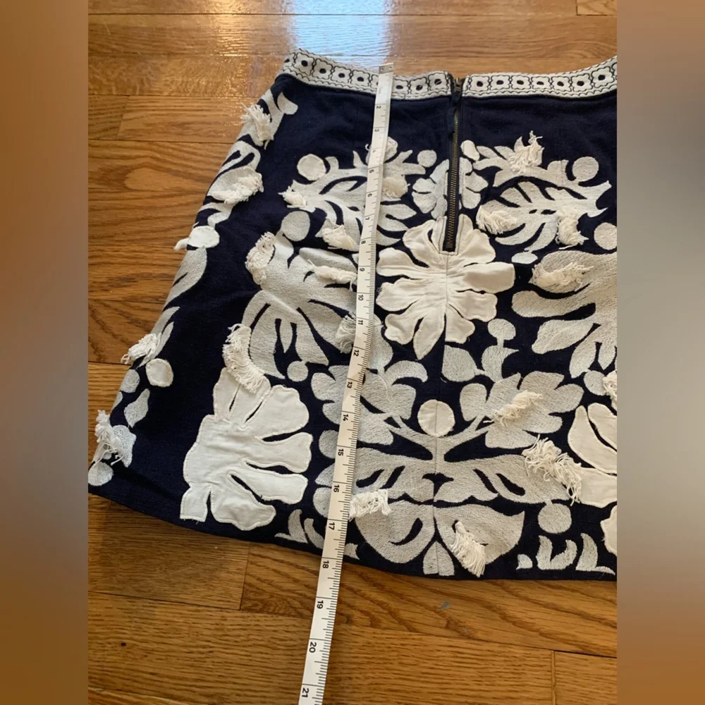Maeve by Anthropologie Embroidered Navy and White Skirt Size 4 - Picture 2 of 4